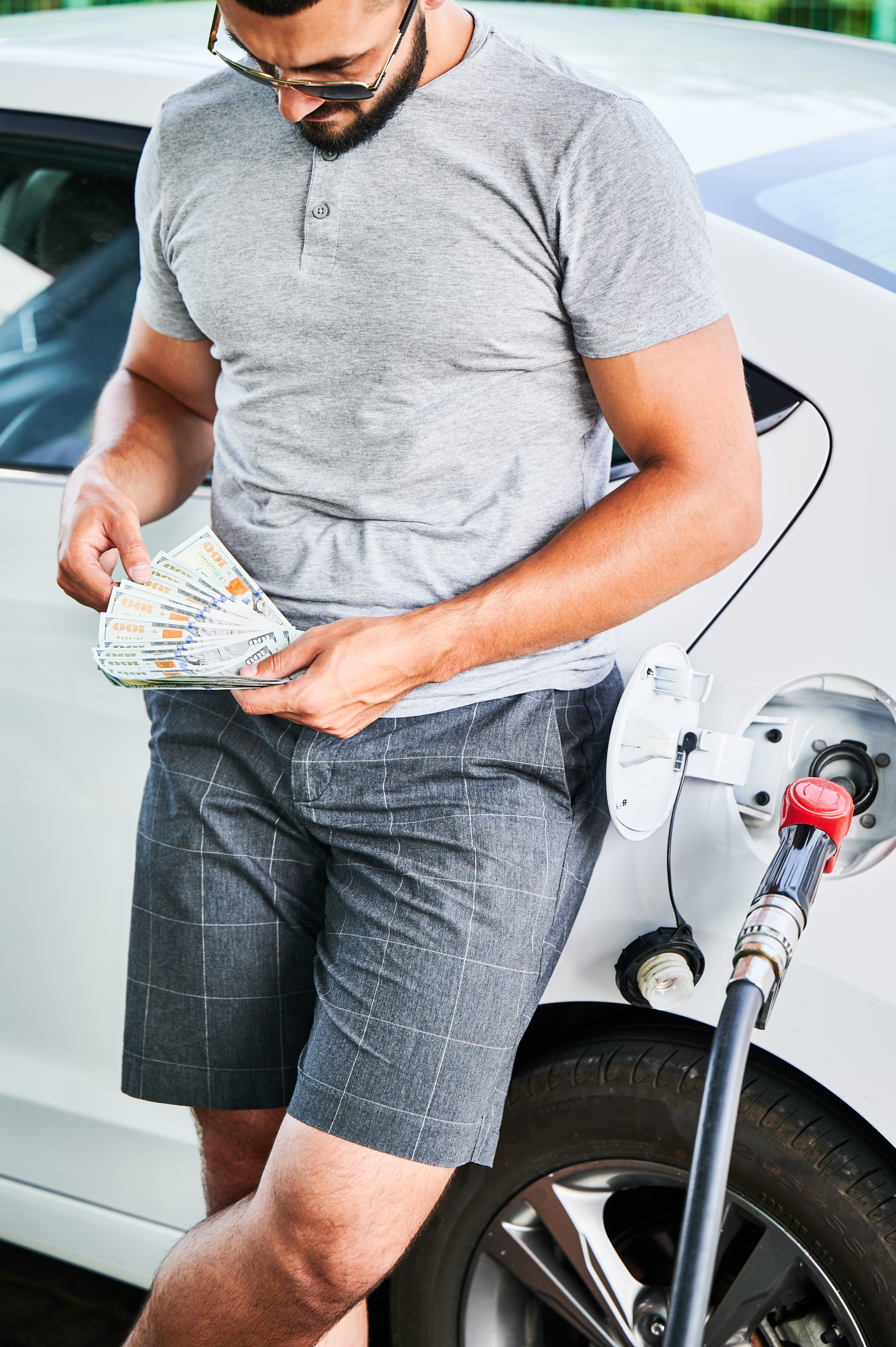 Conductor contando gastos de mantenimiento de su vehículo en Puerto Rico